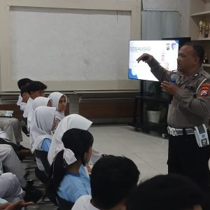Edukasi Disiplin Sejak Dini, Satlantas Polres Pelabuhan Tanjung Perak Sosialisasi di SMP Barunawati Surabaya