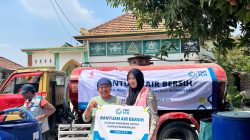 Di Tengah Kekeringan, YBM PLN UIP JBTB dan Srikandi PLN Salurkan 40 Ribu Liter Air untuk Warga Lamongan