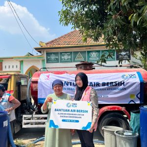 Di Tengah Kekeringan, YBM PLN UIP JBTB dan Srikandi PLN Salurkan 40 Ribu Liter Air untuk Warga Lamongan