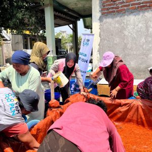 Tanggap Dampak El Nino, PLN UIP JBTB Bersama YBM dan Srikandi PLN Salurkan Bantuan Air Bersih Bagi Warga Kedung kumpul Lamongan