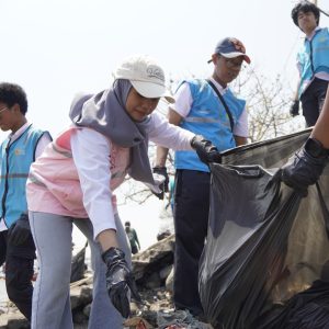 Srikandi PLN Icon Plus Jatim Bersama Warga Jaga Lingkungan Pesisir Kampung Nelayan Kalibuntu