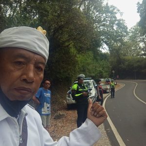 Truk Pengangkut Pakan Ternak Patah As di Kintamani, Polisi Berlakukan Buka Tutup Arus Lalu Lintas