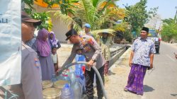 Polsek Panceng Salurkan Air Bersih untuk Warga Dusun Gampeng Gresik