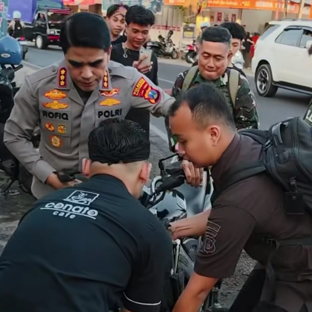Kapolresta Banyuwangi Turun Tangan Bantu Korban Kecelakaan di Cungking