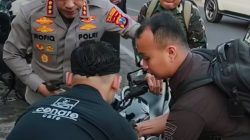 Kapolresta Banyuwangi Turun Tangan Bantu Korban Kecelakaan di Cungking