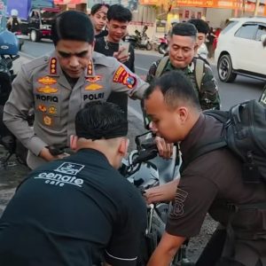 Kapolresta Banyuwangi Turun Tangan Bantu Korban Kecelakaan di Cungking