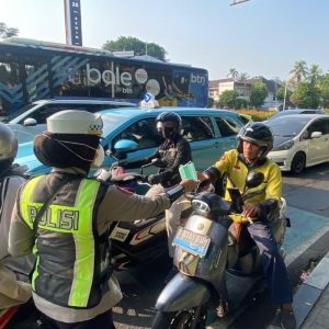 Polda Metro Jaya Bagikan 20.000 Masker untuk Pengemudi Ojol