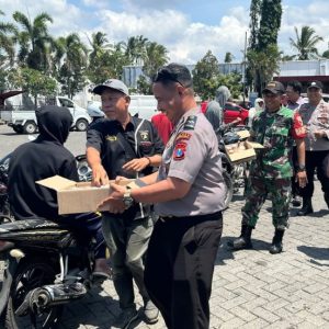 Aksi Humanis Polres Bondowoso, Berbagi Air Minum Gratis untuk Warga Antre di SPBU