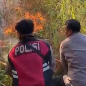 Polres Magetan Bersama Tim Gabungan Tangani Karhutla di Panekan Lereng Gunung Lawu