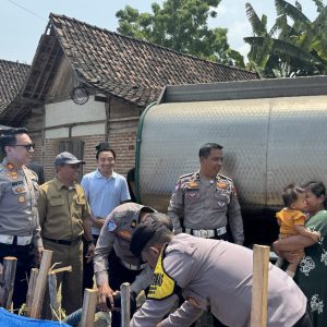 SABER Satlantas Polres Ngawi: Salurkan Bantuan Air Bersih untuk Warga Terdampak Kekeringan