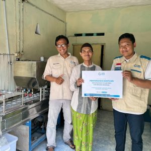 Dorong Kemandirian Pesantren, YBM PLN UIP JBTB Bantu Pengembangan Usaha AMDK di Mojokerto