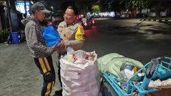 JUPE Malam hari, Polsek Gubeng Patroli Cegah Kriminalitas sembari Bagikan Sembako kepada Para Pejuang Rupiah