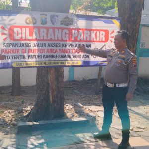 Tingkatkan Kamseltibcarlantas, Polres Pelabuhan Tanjung Perak Pasang Banner Larangan Parkir di Jalan Perak Barat