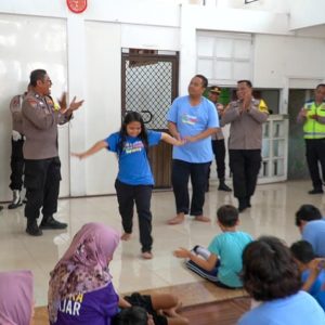 JUPE POLSEK GUBENG BERBAGI SENYUM DAN KEBAHAGIAAN BERSAMA SISWA SLB BHAKTI WIYATA SURABAYA