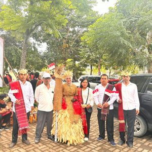 Mahasiswa KKN UINSU Desa Saitnihuta Raih Apresiasi, Gaun Karnaval Karya Mereka Dinobatkan sebagai Konsep Terbaik se- Kecamatan