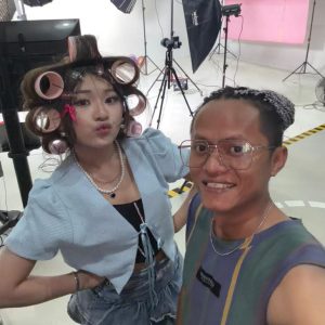 Melody Berlian Rilis “Iya Lagi”, Lagu tentang Jatuh Cinta yang Makin Disangkal Makin Kepikiran
