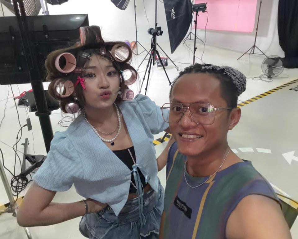 Melody Berlian Rilis “Iya Lagi”, Lagu tentang Jatuh Cinta yang Makin Disangkal Makin Kepikiran