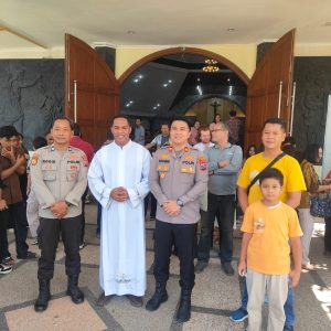 Jaga Suasana Ibadah Tetap Nyaman, Polres Gresik Sapa Jemaat dan Perkuat Silaturahmi