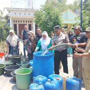 Polisi Bersama Masyarakat, Polsek Duduksampeyan Salurkan Air Bersih untuk Warga Tumapel