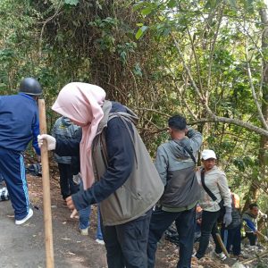 KSDA Bali Terjunkan 50 Personel Bersihkan Sampah di Hutan Wisata Penelokan, Masyarakat Diimbau Jaga Kebersihan
