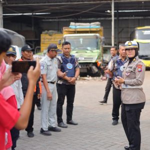 Satlantas Polres Gresik Gelar Rampcheck Bus Pariwisata, Pastikan Sopir Sehat dan Bebas Narkoba
