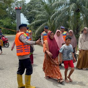 Brimob Aceh Pantau Debit Air dan Evakuasi Warga Terdampak Banjir di Lhok Raya