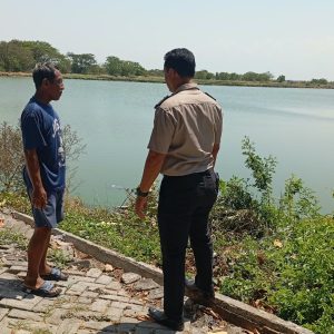 Polsek Duduksampeyan Cek Tambak Ikan di Desa Kawistowindu, Dukung Ketahanan Pangan Nasional