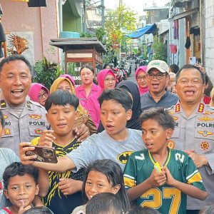 Luthfie Daily Berbagi, Kapolrestabes Surabaya Bersama Purnomo Polisi Baik Berikan Bantuan dan Beasiswa