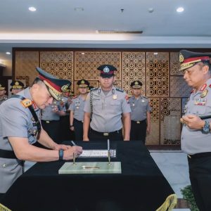 Kapolda Jatim Pimpin Upacara Penyerahan Jabatan Wakapolda, Lepas Irjen Pasma Royce Menuju Polda Bali