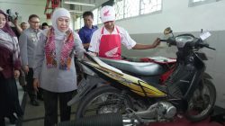Khofifah Tinjau Servis 8.100 Sepeda Motor Gratis di Jatim, Siswa SMK Asah Kompetensi Lewat Pelayanan Masyarakat