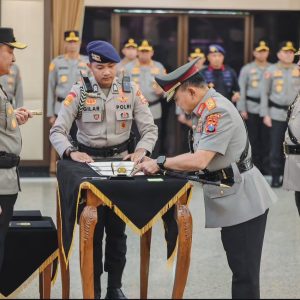 Irjen Pol Dekananto Eko Purwono Resmi Jabat Kapolda Jatim, Gantikan Irjen Pol Nanang Avianto