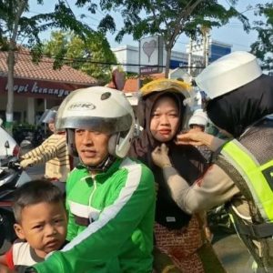 Polisi Gandeng Media Bagikan Helm SNI Gratis ke Pengendara di Pamekasan Jatim