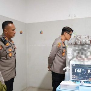 Kepedulian Kapolresta Banyuwangi Jenguk Bayi Laki Ditemukan di Kalibaru Jalani Perawatan